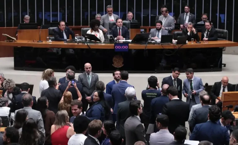 Câmara Enterra Proposta da Jornada 4×3: Governo Garante Preferência pela Escala 5×2 em Votação Decisiva