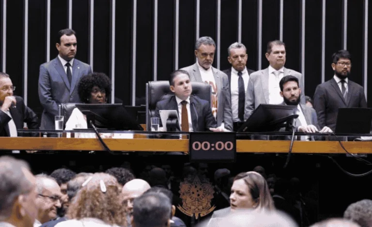 Fim da Escala 6×1: Câmara Aprova Jornada de 40 Horas Semanais com Dois Dias de Descanso, Impacto em Carreiras e Salários