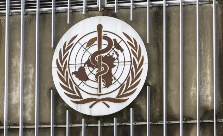 OMS aponta tratamentos e vacinas promissoras para combater cepa rara do Ebola em surto na África