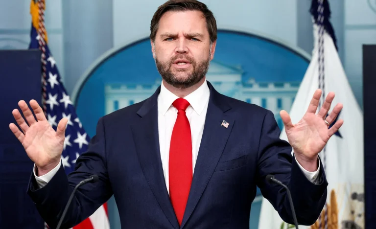 Vice dos EUA: Difícil prever se Trump assinará acordo nuclear com o Irã; foco em atrasar programa