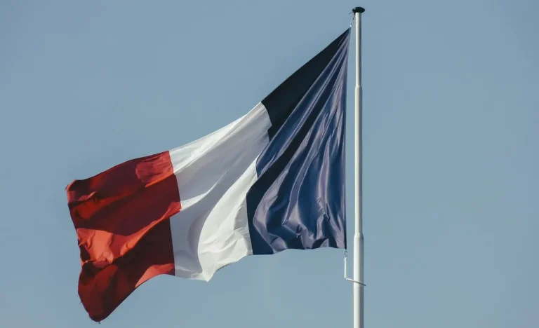 SoftBank Investe €45 Bilhões em Data Centers na França, Impulsionando IA e Criando 15.600 Empregos