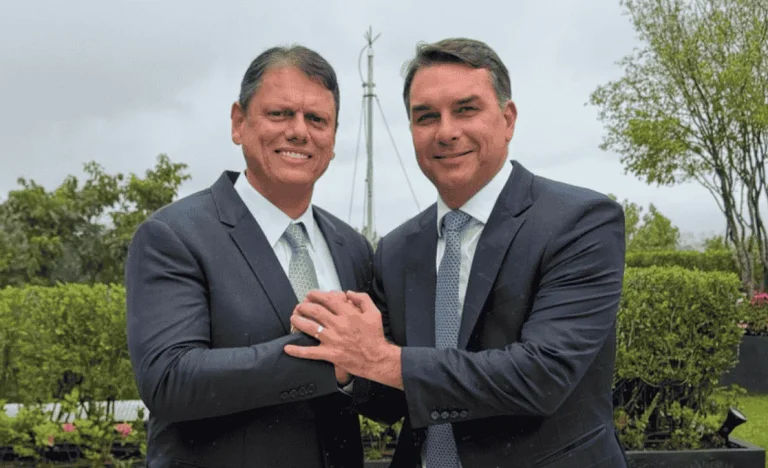 Tarcísio de Freitas Revela Conversas com Bolsonaro sobre Candidatura Presidencial e Define Flávio Bolsonaro como Seu Candidato