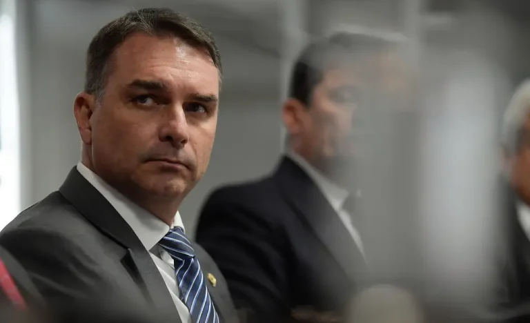 Flávio Bolsonaro acusa Lula de “terrorismo” por declaração sobre PIX e possível impacto de ação dos EUA contra PCC e CV