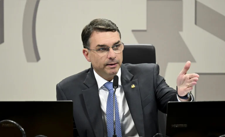 Governo Brasileiro Acusa Família Bolsonaro de Sabotar Diálogo com EUA e Promete Reciprocidade Contra Tarifas