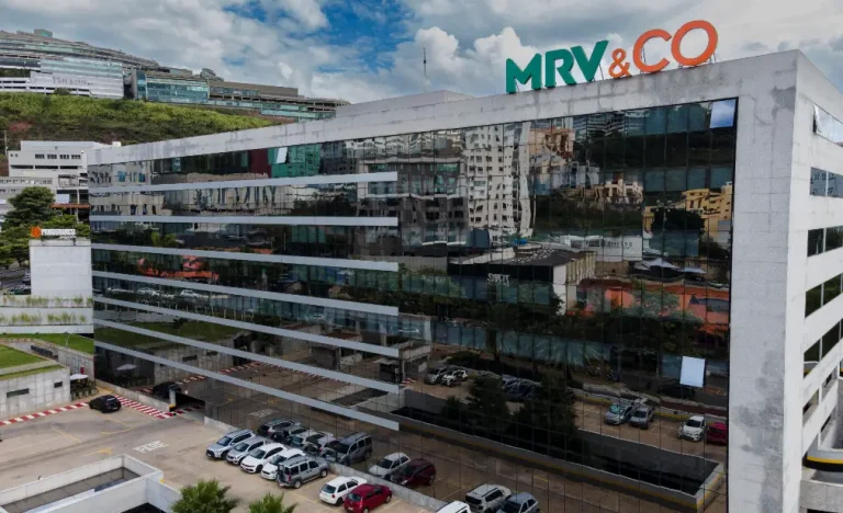 MRV (MRVE3): UBS-BB corta recomendação para Neutro e reduz preço-alvo em 40%, ação despenca com juros altos e riscos nos EUA