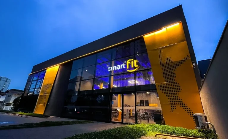 Smart Fit (SMFT3): Itaú BBA prevê alta de 91% e destaca potencial oculto do TotalPass, ação em mínima histórica