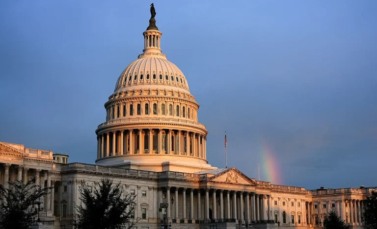 Deputados dos EUA Aprovam Restrição a Poderes de Trump Contra Irã, Sinalizando Preocupação Crescente com Guerra