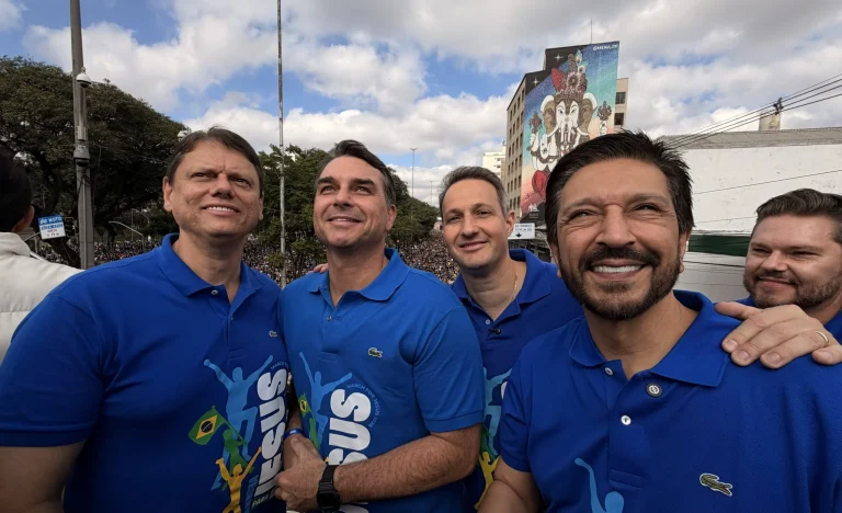 Flávio Bolsonaro na Marcha para Jesus: “Grande Guerra Espiritual” no Brasil e no Mundo, diz senador