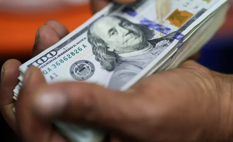 Dólar Dispara Rumo a R$ 5,15 Após Dados de Emprego nos EUA Surpreenderem; Fed Mantém Juros em Alta?
