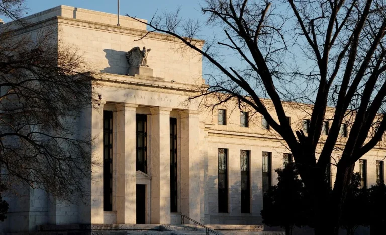 Juros nos EUA: Payroll Forte Adia Aposta de Cortes e Levanta Fantasma de Nova Alta em Outubro pelo Fed