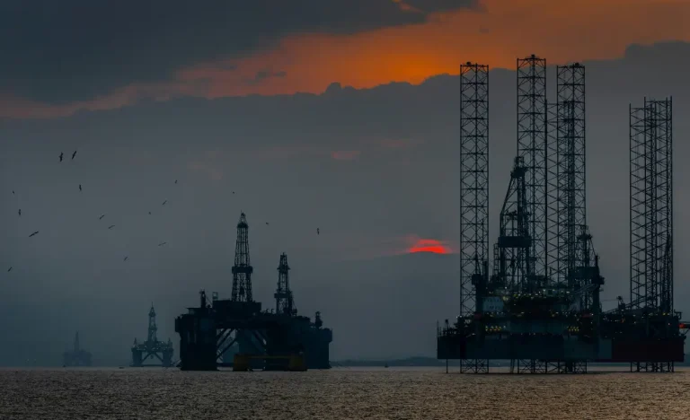 Opep+ Aumenta Produção de Petróleo, Mas Tensão no Estreito de Ormuz Ameaça Alívio nos Preços Globais