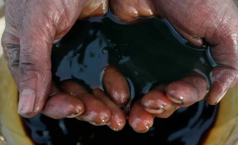 Petróleo Dispara com Crise Israel-Irã: Entenda o Impacto no Preço do Barril e o Cenário de Oferta Apertada