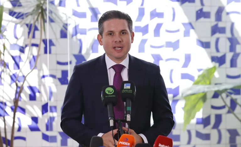 Motta adia votação da regulamentação da Inteligência Artificial e condiciona à concordância com o Senado