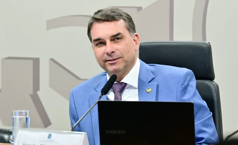 Flávio Bolsonaro promete castração química e redução da maioridade penal se eleito e mira eleitorado do agro