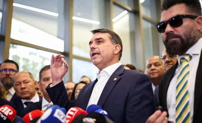 Flávio Bolsonaro protocola Notícia-Crime contra Lula no STF por ameaça e incitação ao crime após discurso polêmico