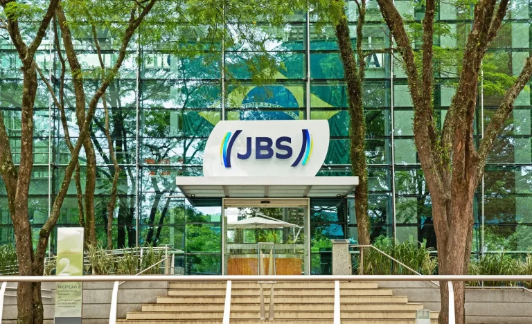 JBS fecha 2 fábricas nos EUA: Entenda o impacto da menor oferta de gado e os planos da gigante da carne