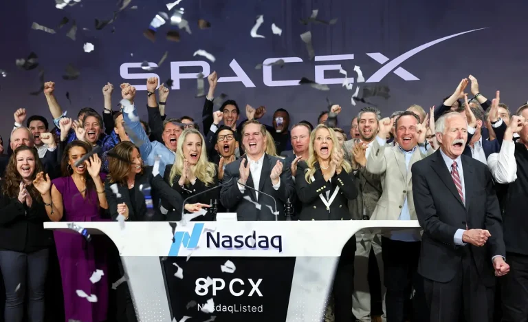 Torcedores Brasileiros em Nova York se Surpreendem com Alvoroço da SpaceX na Bolsa de Valores Durante a Copa do Mundo