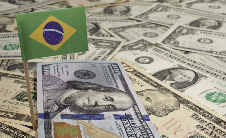 Dólar despenca para R$ 5,06 com acordo EUA-Irã à vista, marcando a maior queda semanal do ano e aliviando tensões globais
