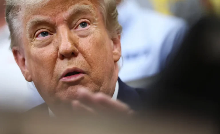 Trump Anuncia Acordo de Paz Preliminar para Domingo, Irã Questiona Cronograma e Crucial Estreito de Ormuz