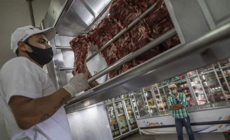 Churrasco da Copa do Mundo Ameaçado: Frango e Linguiça Substituem Carne Bovina em Meio a Alta de Preços no Brasil