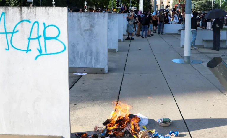 Gás Lacrimogêneo na Fronteira: Polícia Suíça Reage a Ataque à ONU Durante Protesto Contra Cúpula do G7 na França