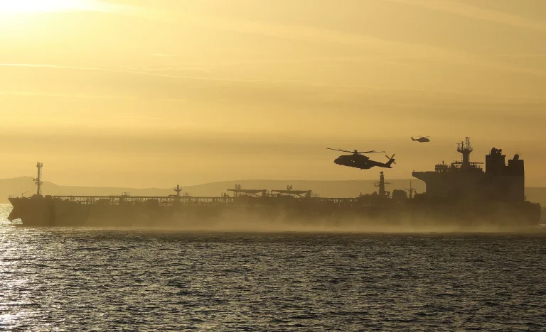 Forças Britânicas Capturam Petroleiro Fantasma Russo no Canal da Mancha em Operação Histórica Contra Financiamento de Guerra