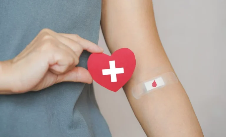 Dia Mundial da Doação de Sangue: Entenda o ‘pulo do gato’ na folga garantida pela CLT para doar sangue e os benefícios extras