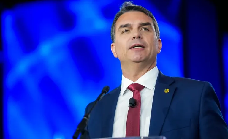 Flávio Bolsonaro defende Bolsa Família e isenção de IR até R$ 5.000, prometendo estabilidade social