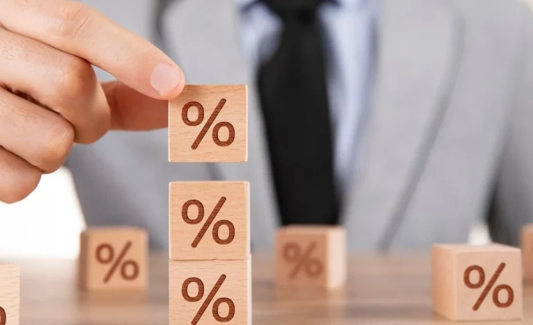 Juros em Queda: Curva Futura Indica Corte na Selic na Próxima Reunião do Copom com Alívio Geopolítico e Dados Econômicos Mistos