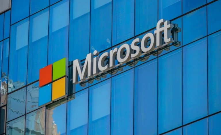 Microsoft em Apuros: Acusada de Enganar Investidores sobre Crescimento do Azure e Gastos Massivos com IA