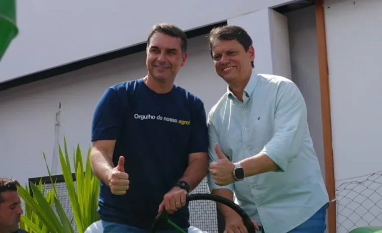 Tarcísio Lidera Pesquisa em SP Fora da Capital, Enquanto Flávio Bolsonaro Supera Lula na Corrida Presidencial Estadual