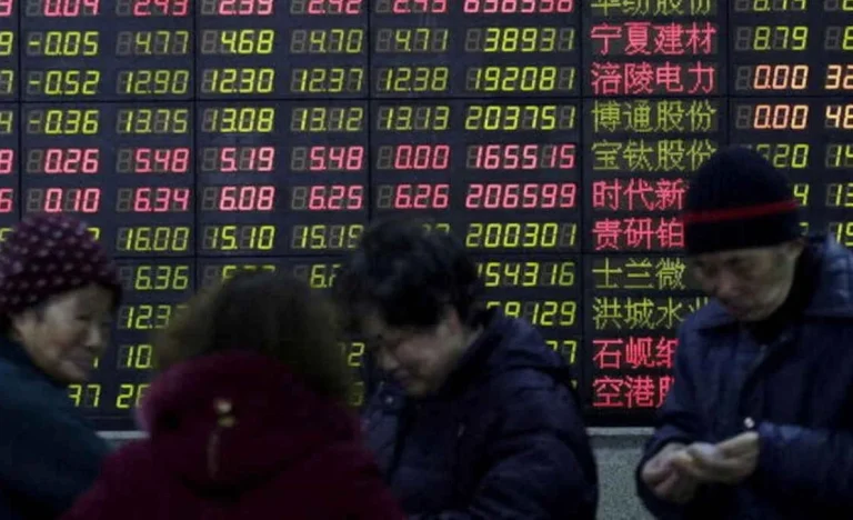 Bolsas Asiáticas Fecham Mistas com Nikkei Histórico e Juros Elevados: O Que os Investidores Precisam Saber