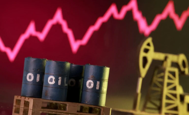 Petróleo Dispara: Estoques em Queda e Tensão EUA-Irã Impulsionam Preços Rumo a US$ 80