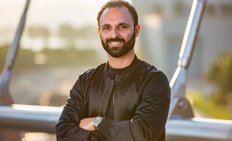 Imigrante Iraniano Vira Milionário nos EUA e Cria Tecnologia que Salvou a Vida do Pai do Câncer