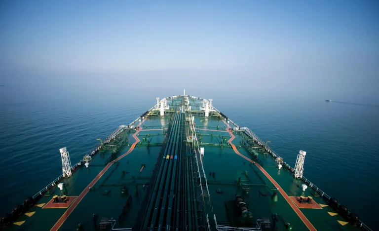 Petróleo Brent Afunda Abaixo de US$ 80 Após Acordo Irã-EUA, Mas Estreito de Ormuz Cria Nova Tensão no Mercado Global