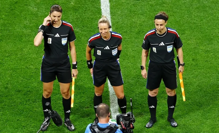 Histórico no Futebol: Tchéquia x África do Sul marca 1º trio de arbitragem feminino em Copas do Mundo Masculinas
