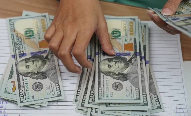 Dólar HOJE: Moeda americana cai para R$ 5,16 com tensões EUA-Irã, mas semana fecha com ALTA de 2%