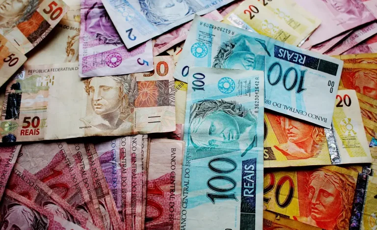 Juros Futuros Sobem no Brasil Sem Referência Externa, Investidores Reagem a Comunicado do BC