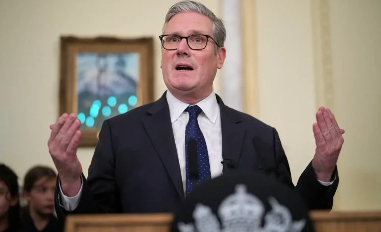 Pressão por Renúncia de Keir Starmer Aumenta no Reino Unido, com Críticas de Trump sobre Imigração e Energia