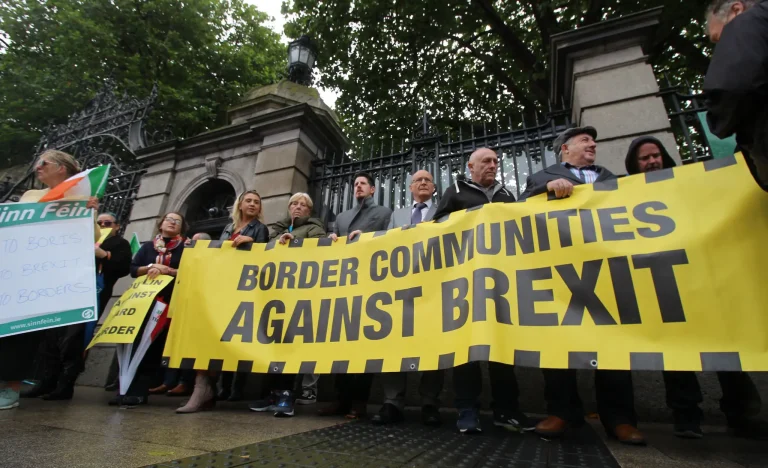 Brexit: Maioria dos Britânicos Decepcionada, Pesquisa Revela Desejo por Laços Mais Fortes com a UE e Crítica ao Controle de Migração
