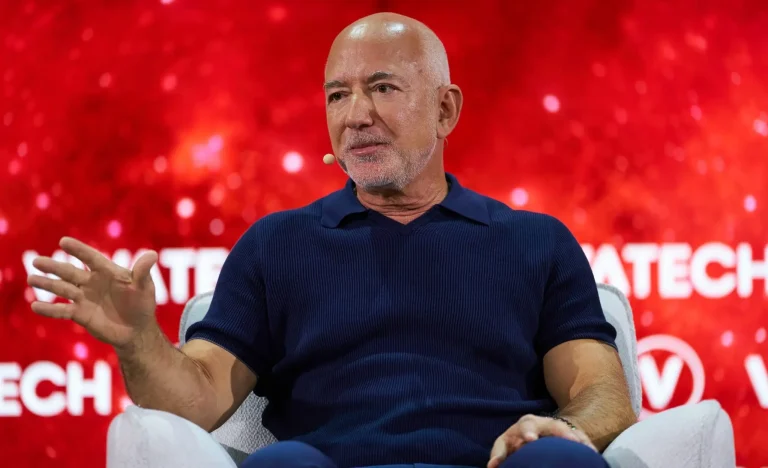 Jeff Bezos: Inteligência Artificial Criará Escassez de Mão de Obra, Não Desemprego em Massa