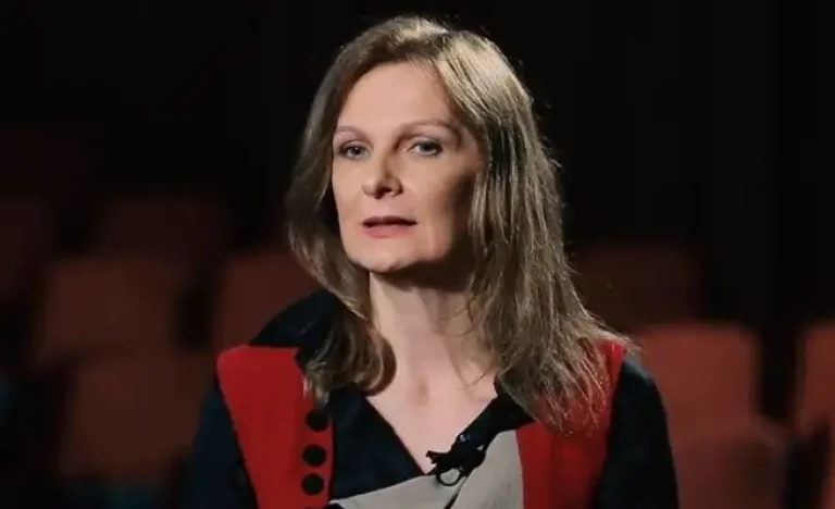 Ana Paula Vescovi Deixa o Santander Brasil Após Sete Anos: Economista-Chefe Anuncia Saída e Banco Define Novo Líder