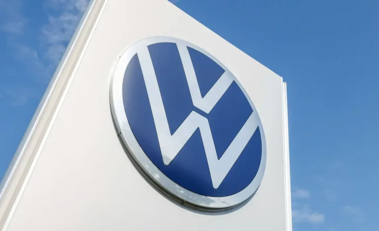 Volkswagen em Crise: CEO Oliver Blume Planeja Cortes Drásticos de 100 Mil Empregos e Fechamento de Fábricas na Alemanha