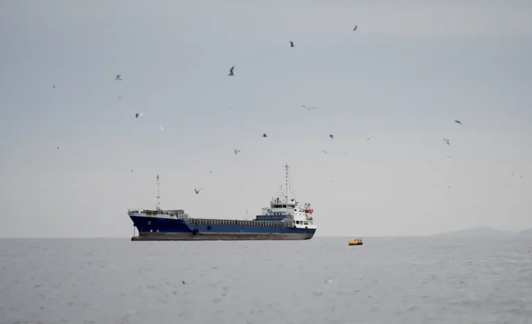 EUA intensificam ataques contra alvos militares iranianos no Estreito de Ormuz após incidente com petroleiro