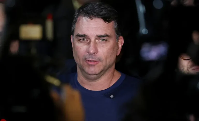 Flávio Bolsonaro considera vice mulher após crise com Michelle; nomes como Tereza Cristina e Bia Kicis entram em pauta