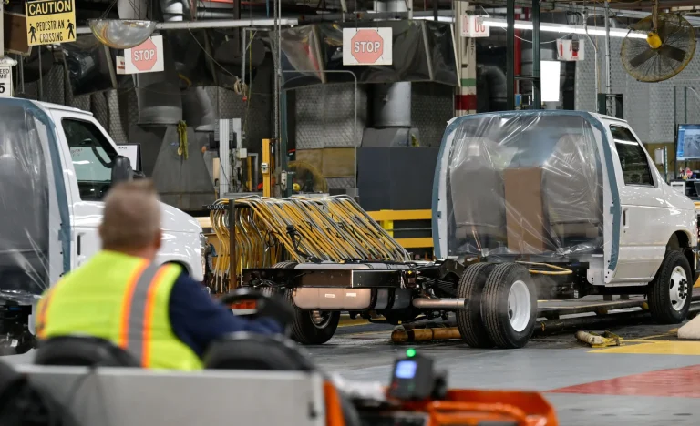 Ford Contrata Engenheiros Veteranos “Barba Grisalha” para Salvar IA e Revolucionar Qualidade de Carros