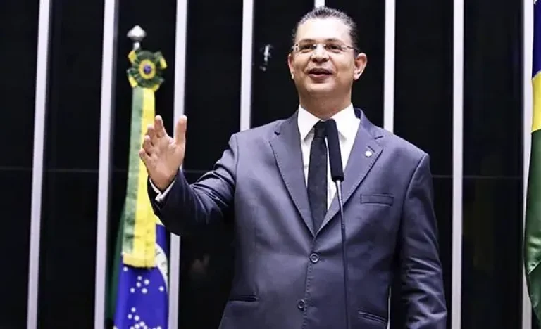 PF investiga se R$ 430 mil em dinheiro vivo achados com líder do PL na Câmara foram justificados com fraude