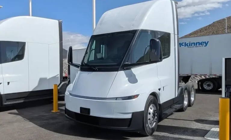 Casal morre em grave acidente com caminhão elétrico Tesla Semi nos EUA; motorista pode ter adormecido