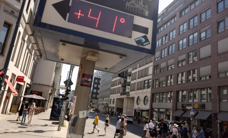 Onda de Calor na Europa Impulsiona Vendas de Ar-Condicionado Chinês: Midea e Haier Apostam em Modelos Portáteis para Lucrar no Verão