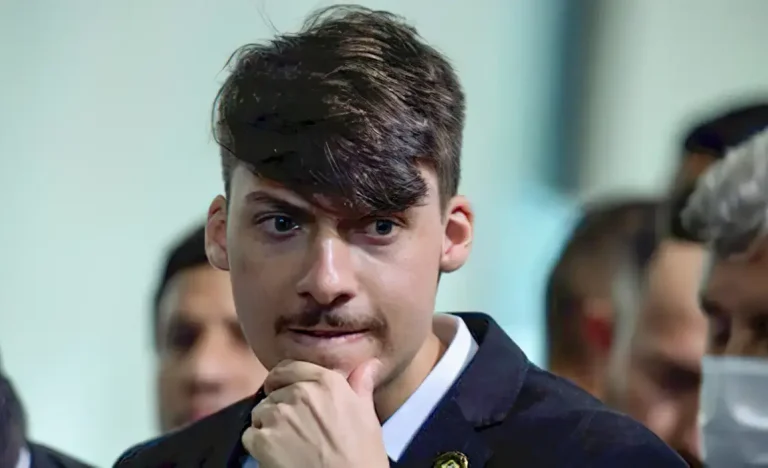 Jair Renan Bolsonaro anuncia pré-candidatura a deputado federal por Santa Catarina, buscando seguir os passos do pai